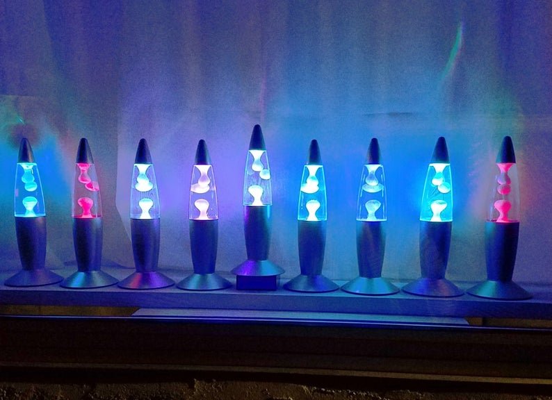 Hanoukia lumineuse et originale mais non-casher. Chanoukiah électrique avec des lumières décoratives qui s'allument
