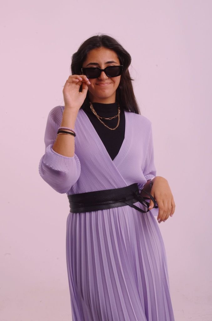 Audélia modèle tsniout en robe violette.