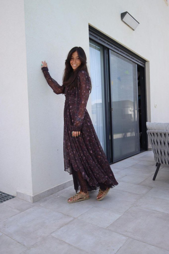Eden mannequin tsniout israélienne en robe longue.