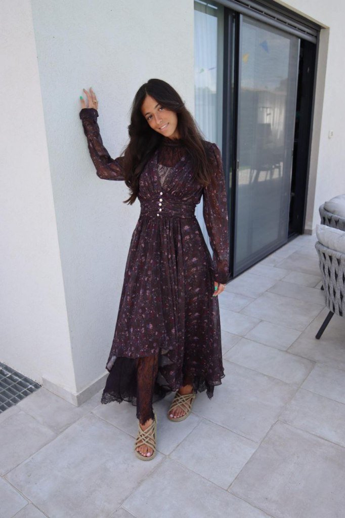 Eden mannequin tsniout israélienne en robe longue.