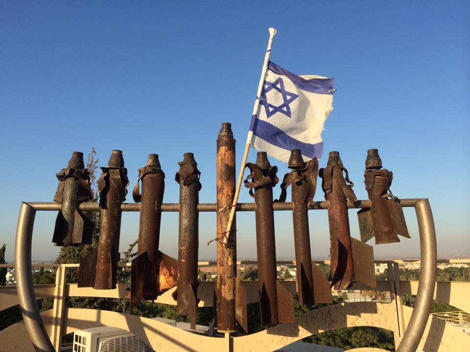 hannoukia exceptionnelle avec des vestiges de guerre et des roquette avec le drapeau israelien