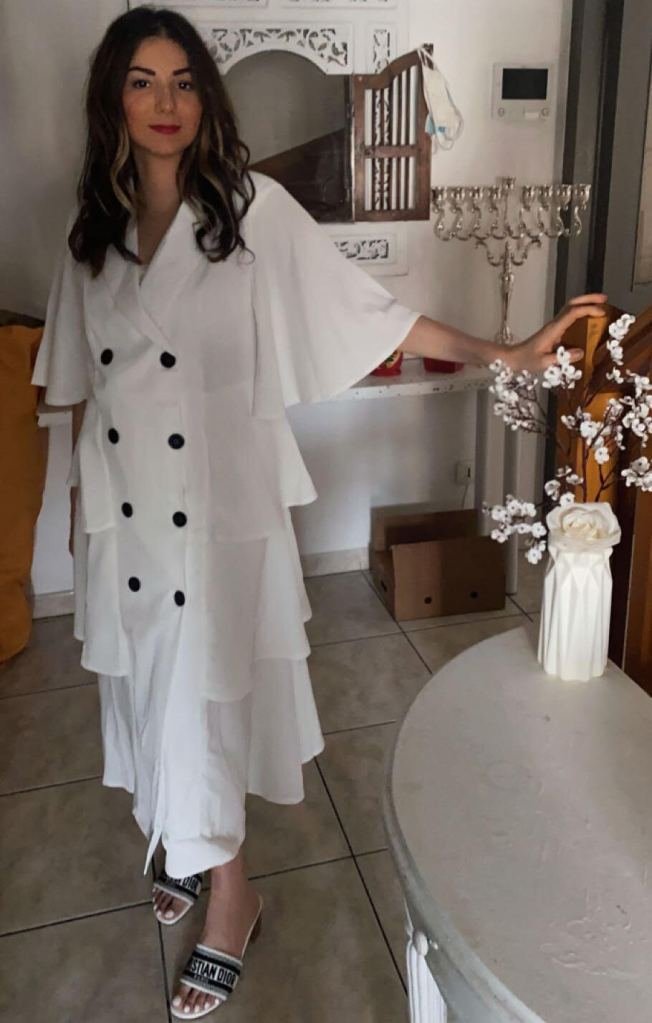 Johanna modèle tsniout en robe blanche.